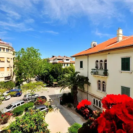 Sakal * Split